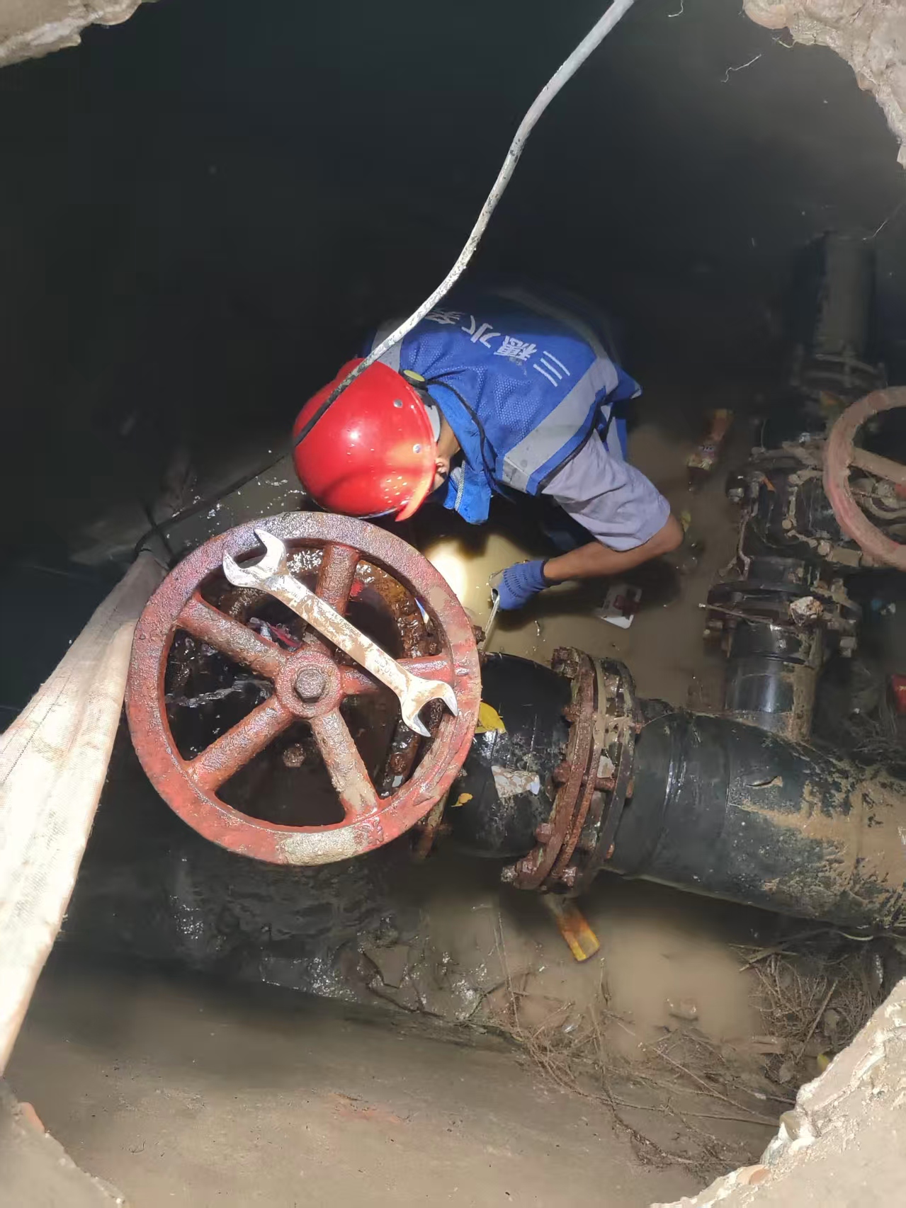 润穗水务星夜驰援 持续奋战保供复水