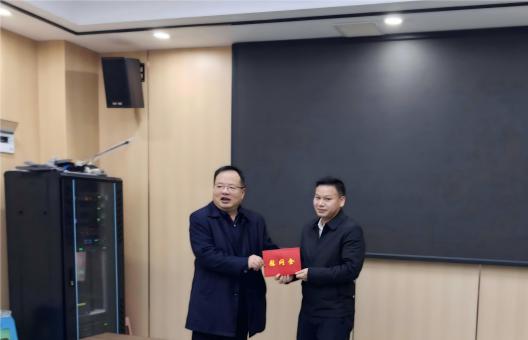 州人大常委会副主任、州总工会主席吴光福到州水投集团看望慰问冯刚同志