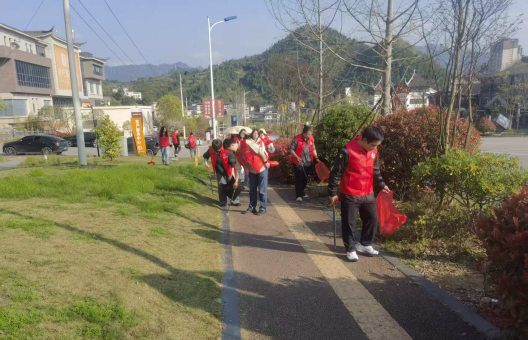 三源公司党支部、源浩公司党支部联合赴月塘社区开展“传承雷锋精神 共建美丽家园”主题党日活动